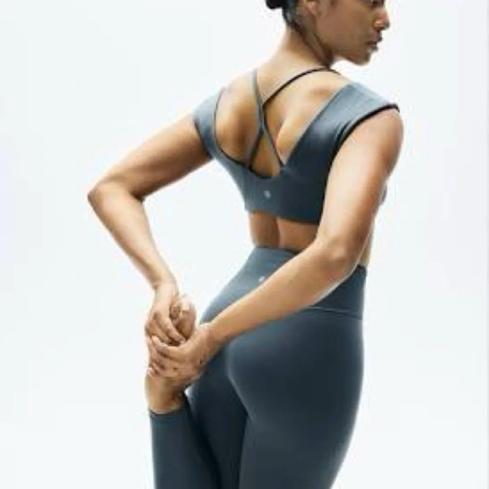 Athleta Cinch Built-In Bra Crop Top